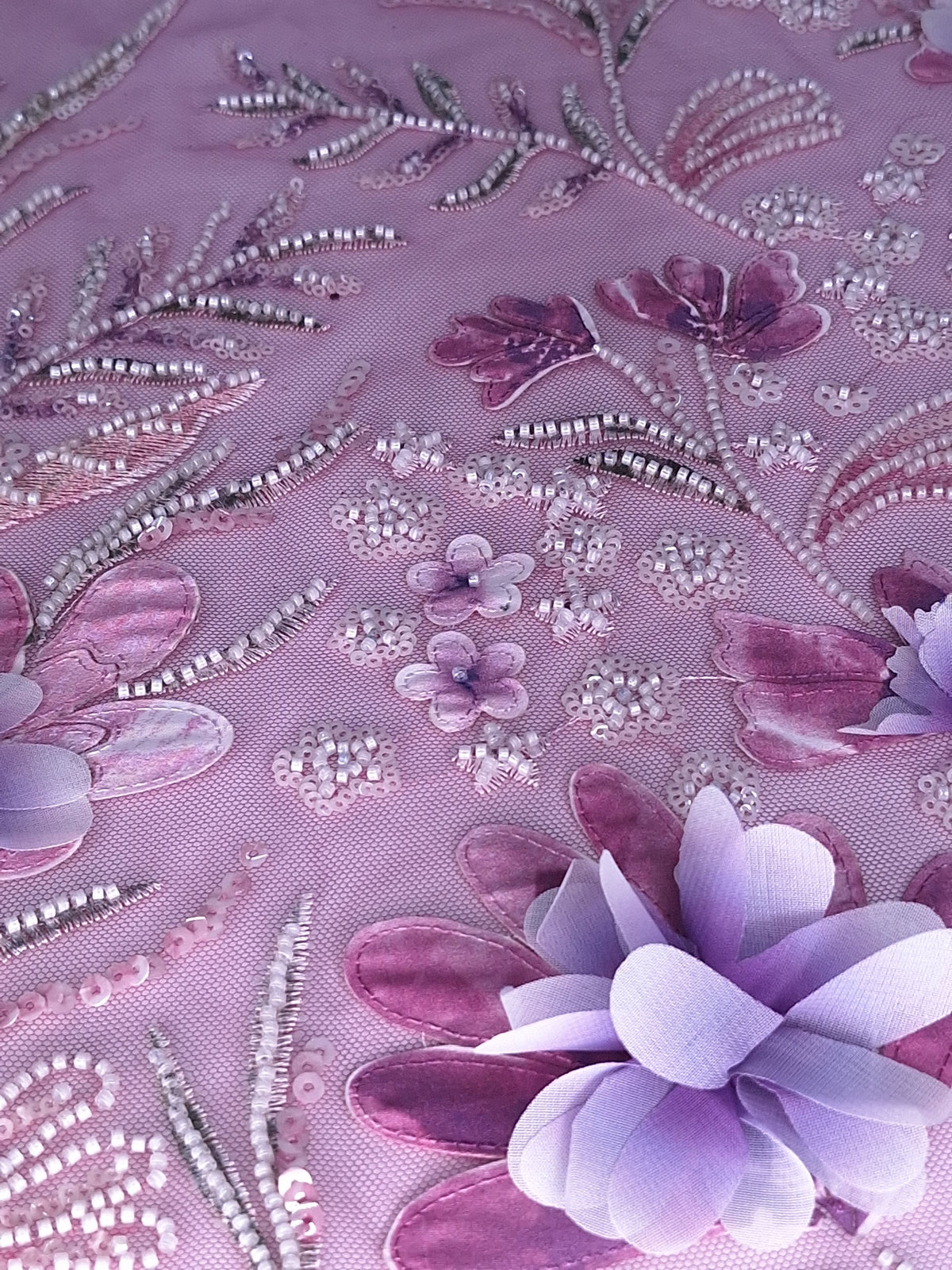 Tul bordado Con Flores 3d, Chaquira y Lentejuela Color Morado Uva H150 — Palacio Glamour