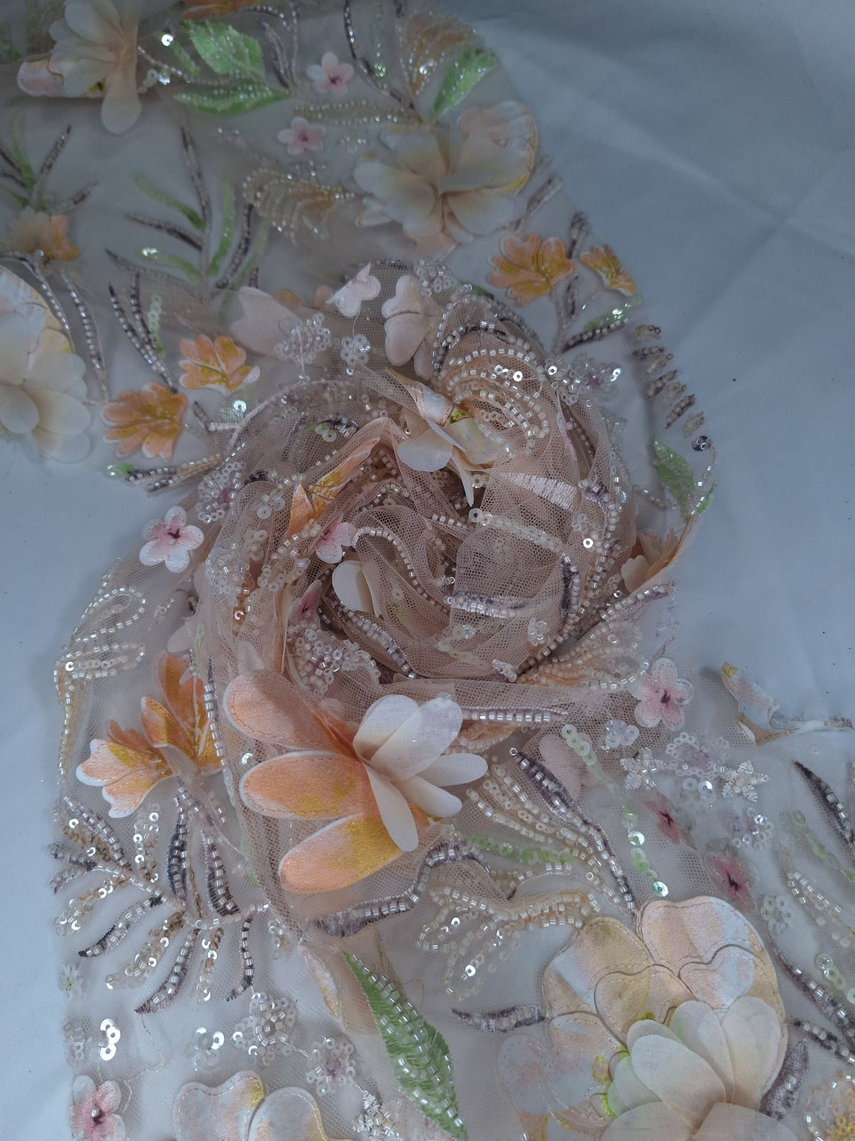 Tul bordado Con Flores 3d, Chaquira y Lentejuela Color Melon H150 — Palacio Glamour