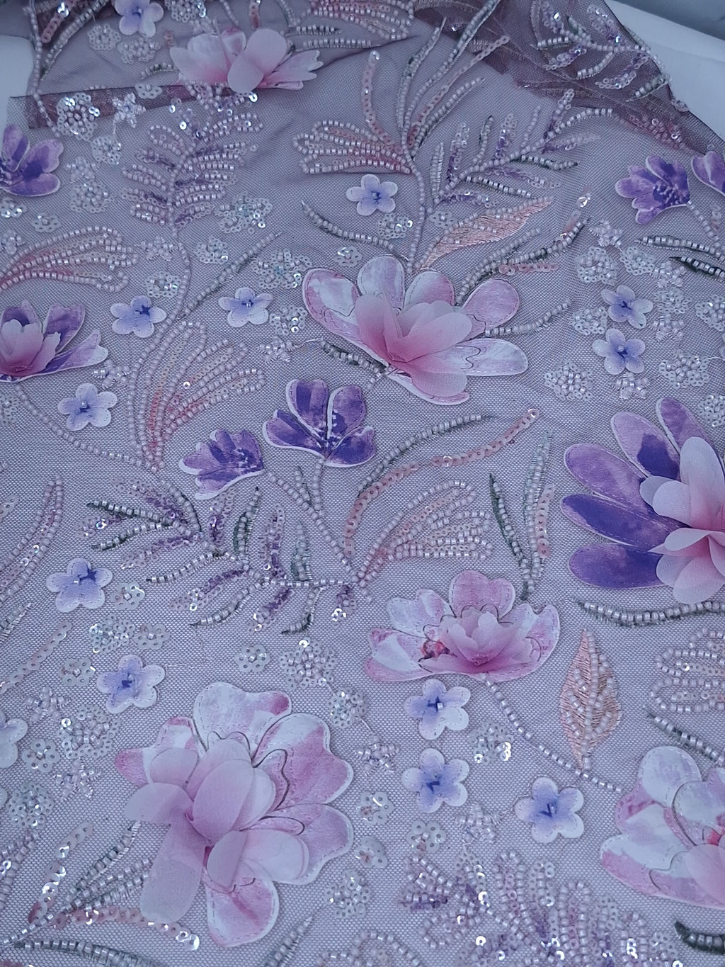 Tul bordado Con Flores 3d, Chaquira y Lentejuela Color Lila Morado H150 — Palacio Glamour