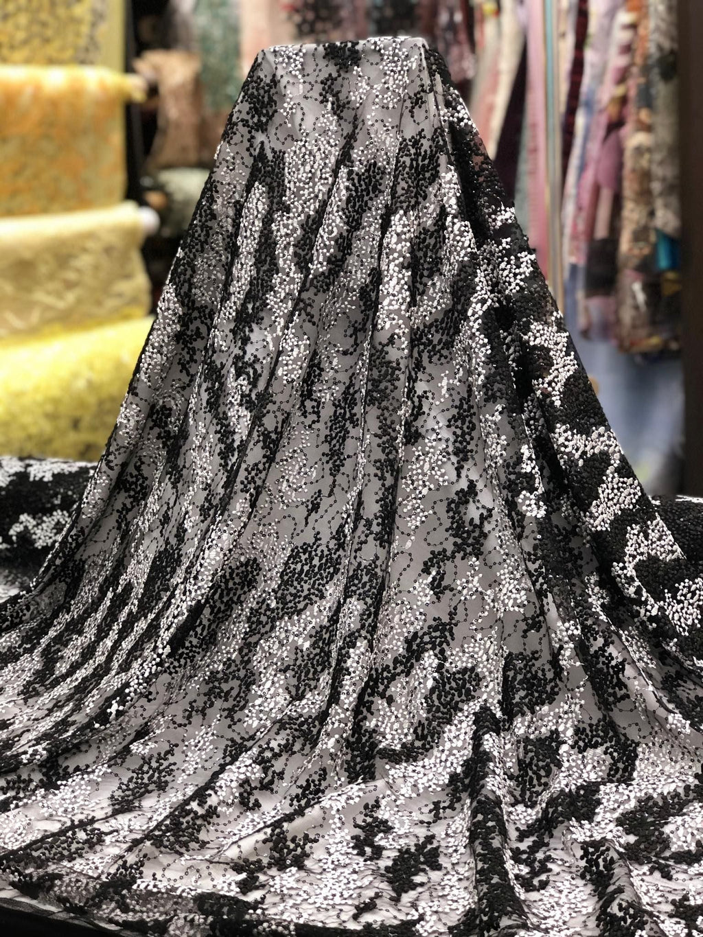Tul bordado color negro A689 — Palacio Glamour