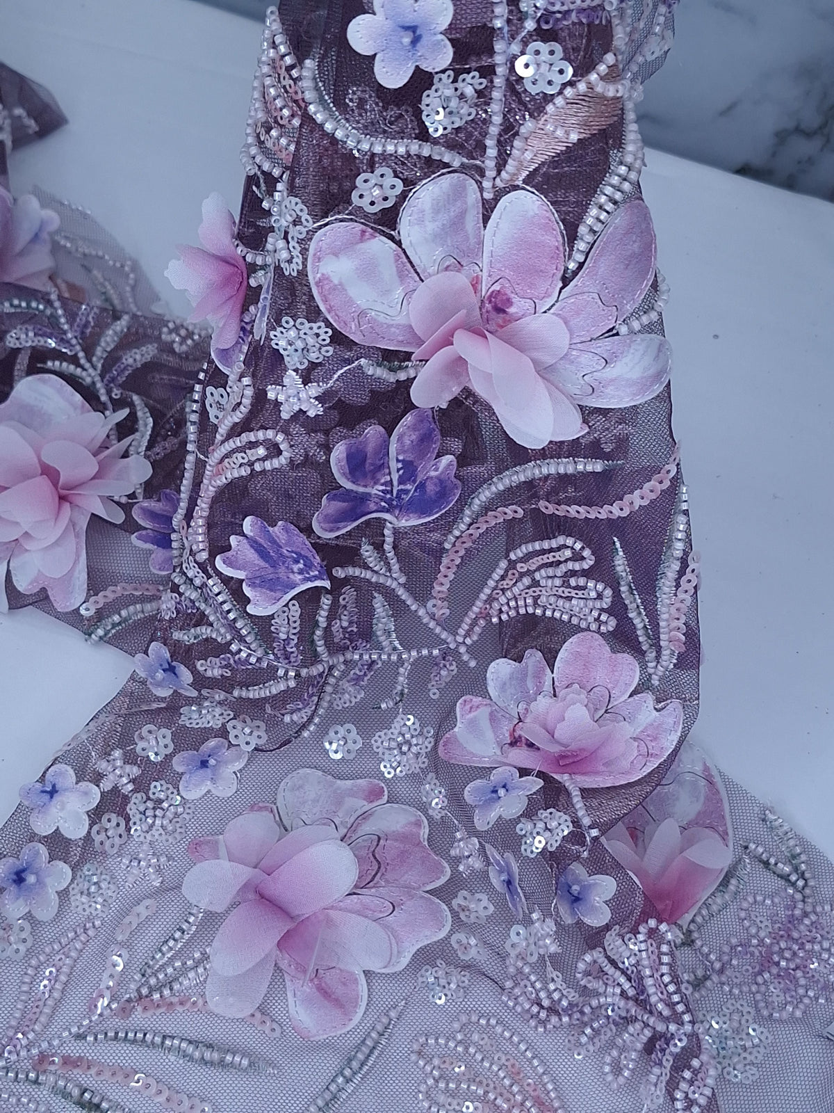 Tul bordado Con Flores 3d, Chaquira y Lentejuela Color Lila Morado H150 — Palacio Glamour