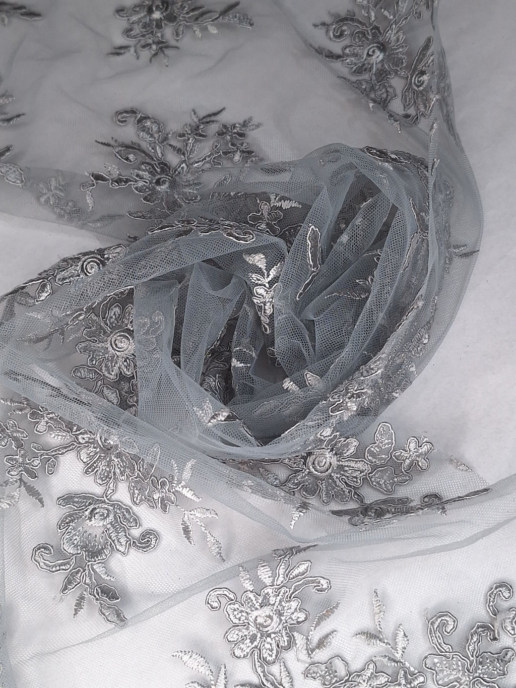 Tul bordado Floral con Orilla Ondulada Color Gris A926 — Palacio Glamour