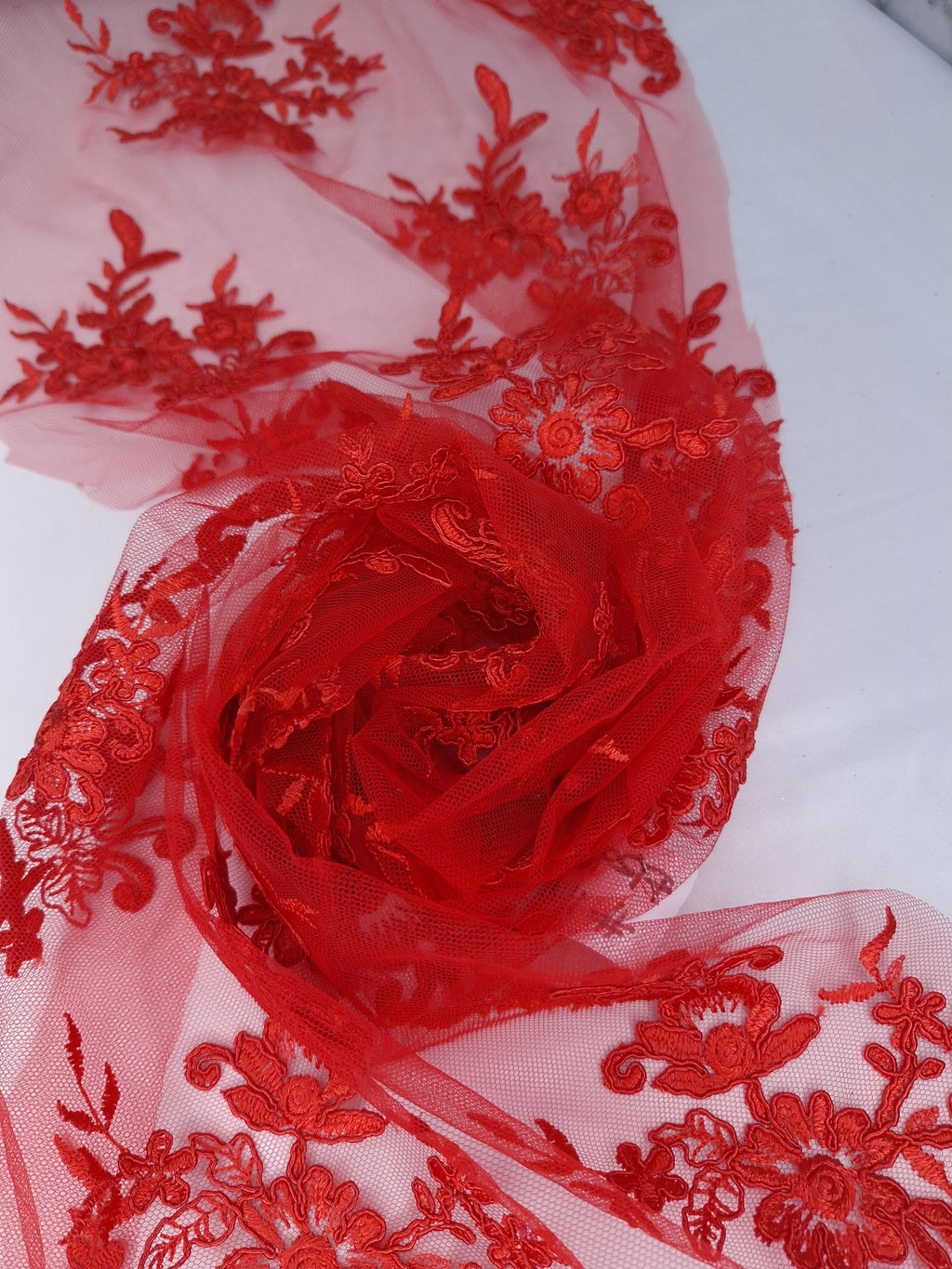 Tul bordado Floral con Orilla Ondulada Color Rojo A926 — Palacio Glamour