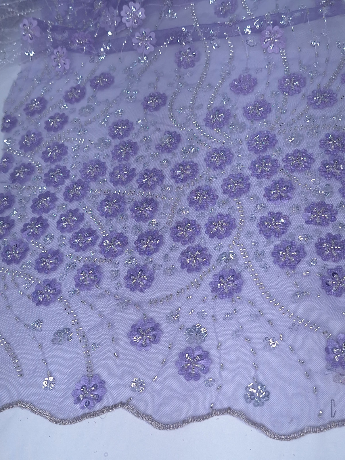 Tul bordado Con Flores, Chaquira y Lentejuela Color Lila Claro H090 — Palacio Glamour