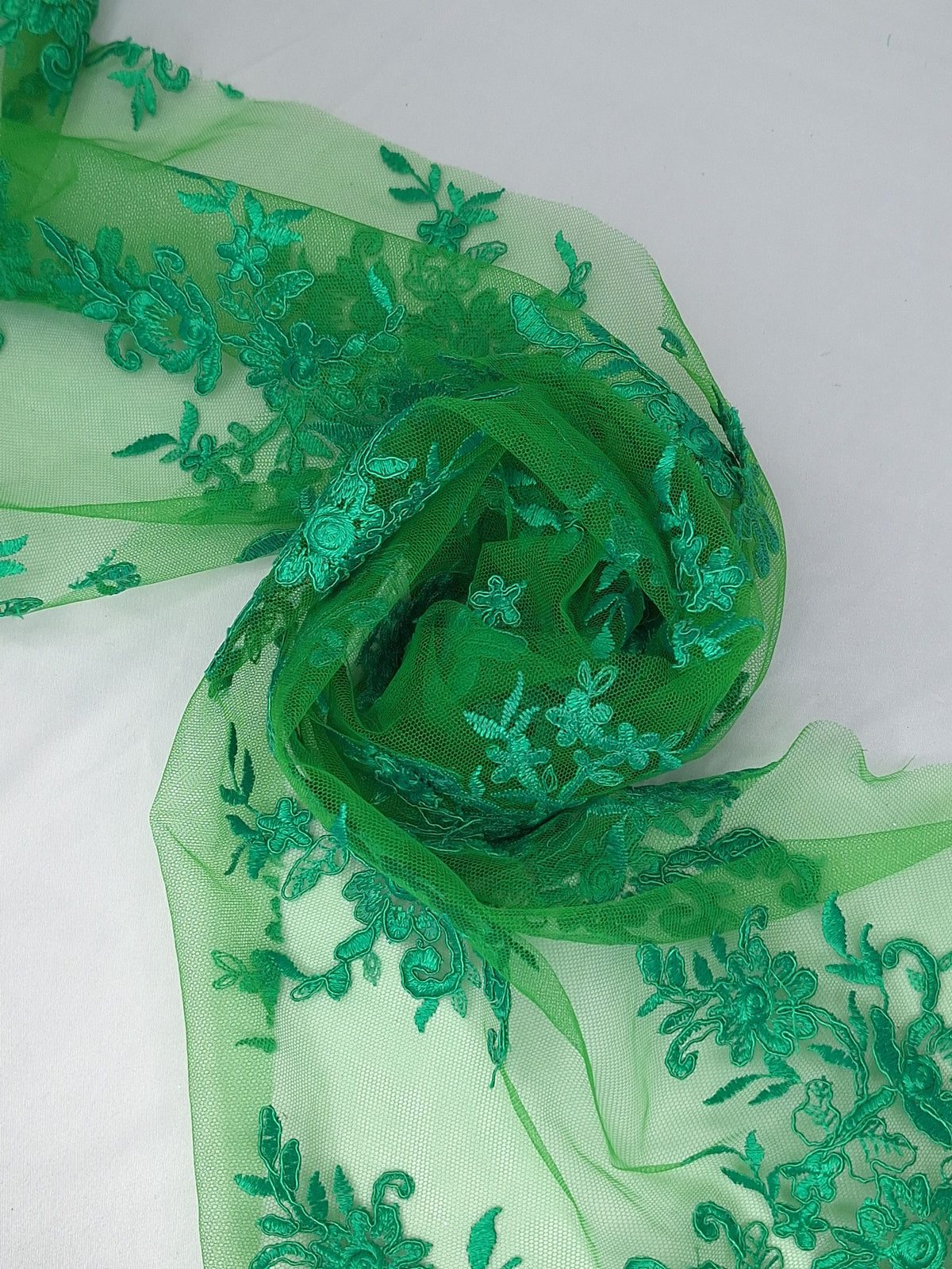 Tul bordado Floral con Orilla Ondulada Color Esmeralda A926 — Palacio Glamour