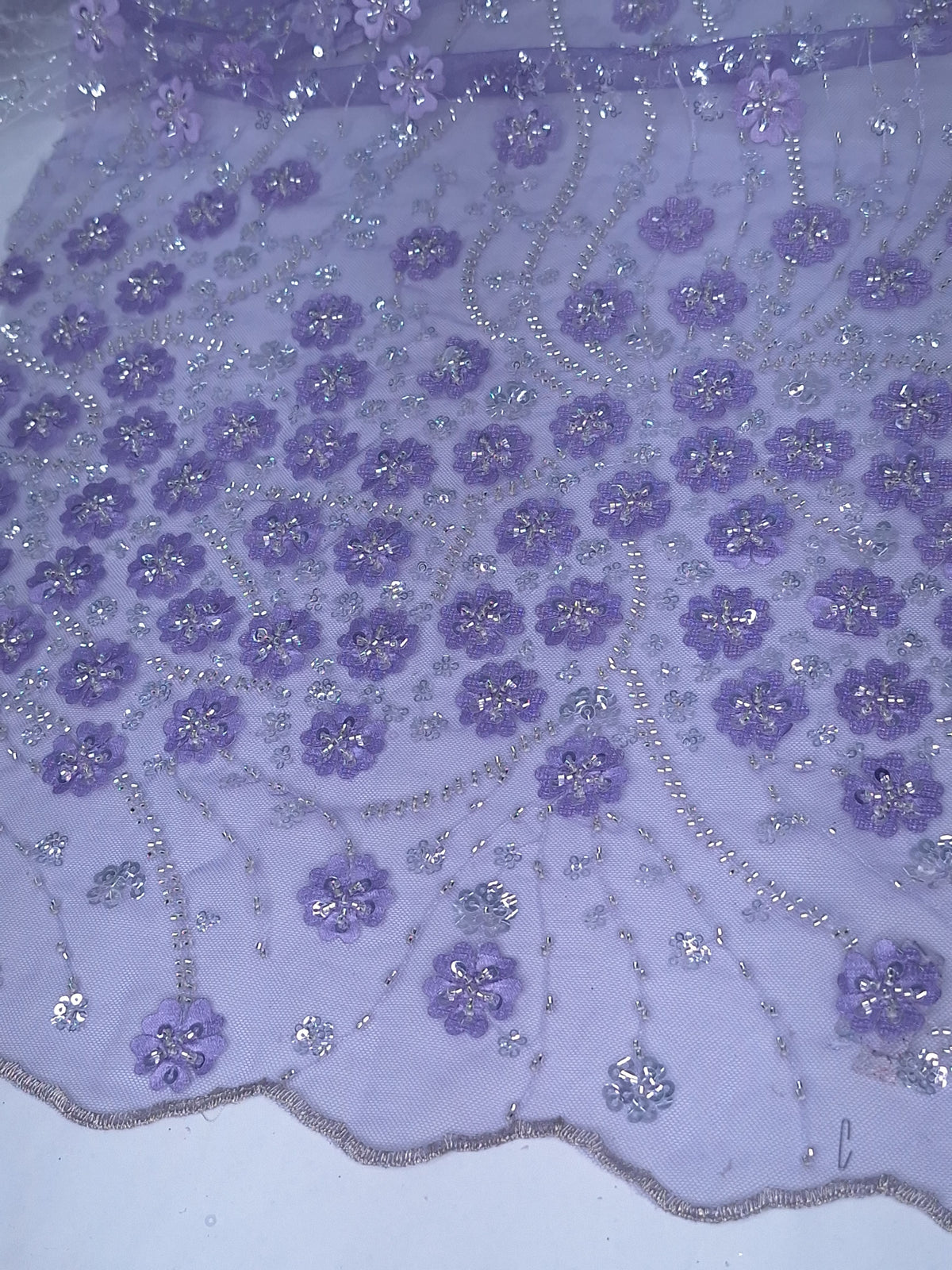 Tul bordado Con Flores, Chaquira y Lentejuela Color Lila Claro H090 — Palacio Glamour