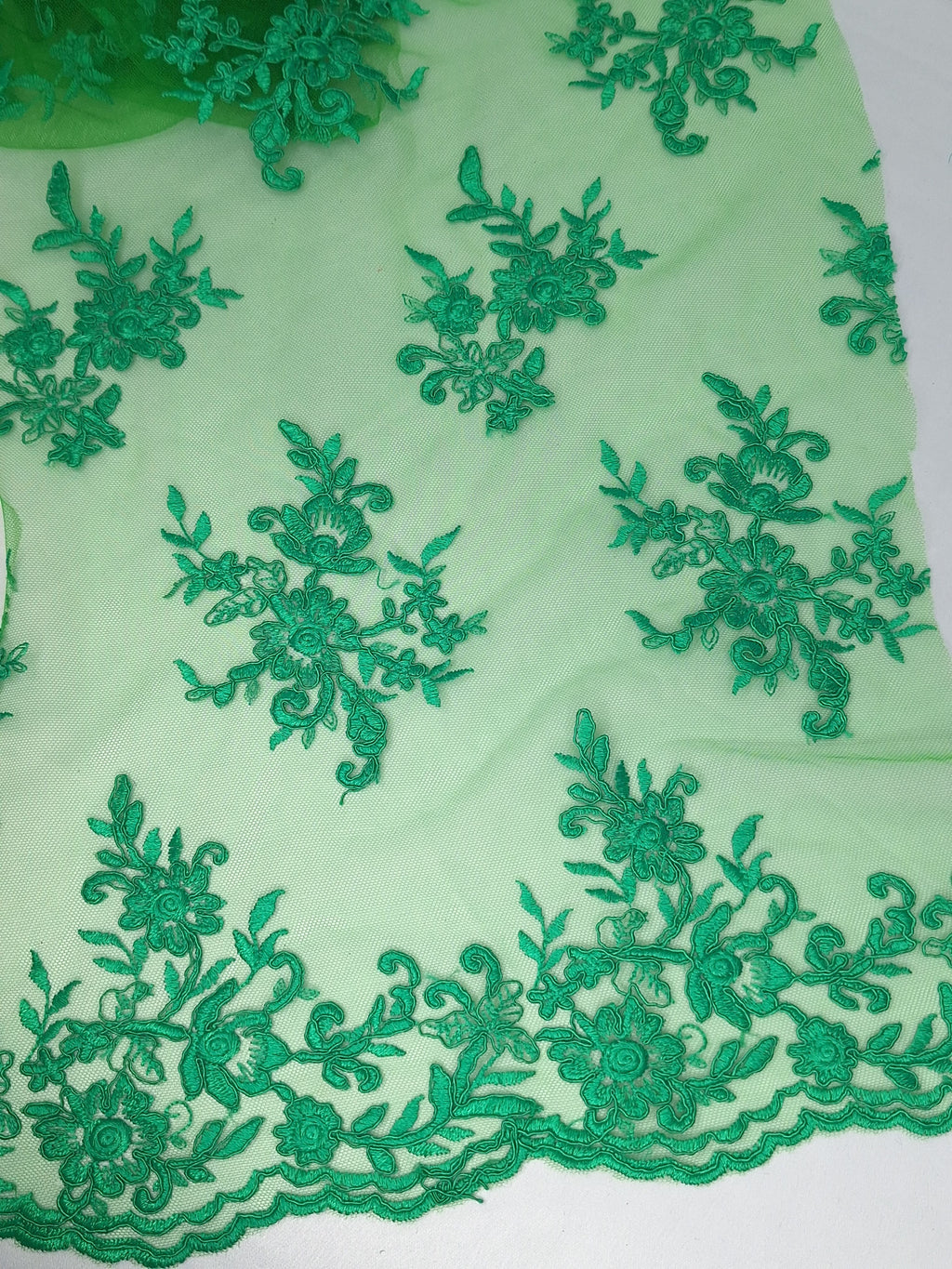 Tul bordado Floral con Orilla Ondulada Color Esmeralda A926 — Palacio Glamour