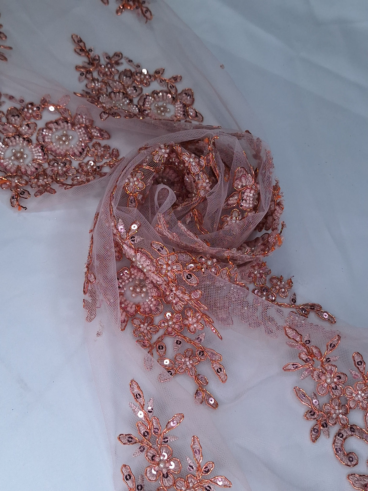 Tul bordado color coral A981 — Palacio Glamour